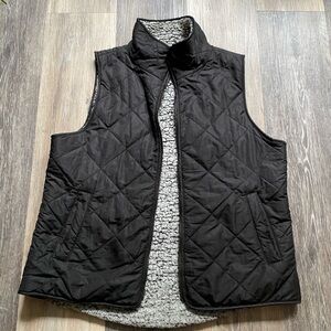 Black Quilted Reversible Gray Sherpa Zip Up Vest Size Medium Cozy Winter Layer‎